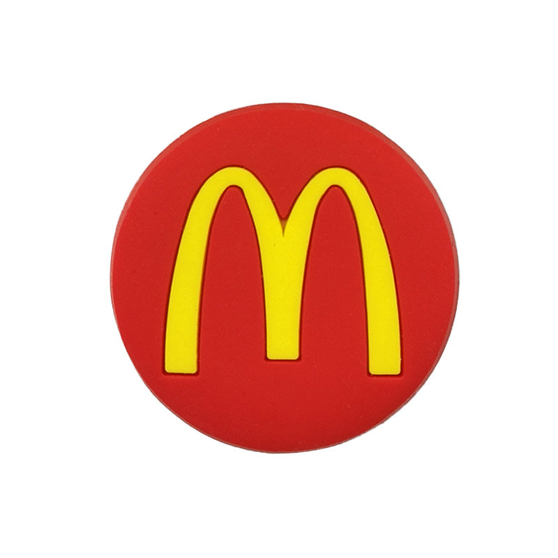 Adornos para zapatos inspirados en el logotipo de una marca de comida rápida
