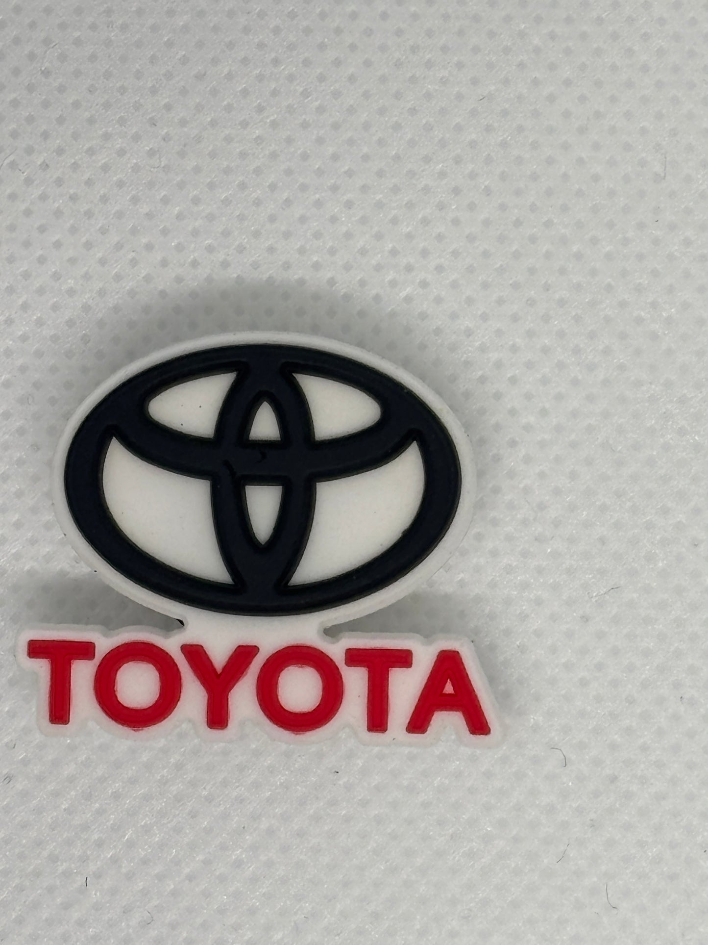 Adornos para zapatos inspirados en el logotipo de marcas de automóviles