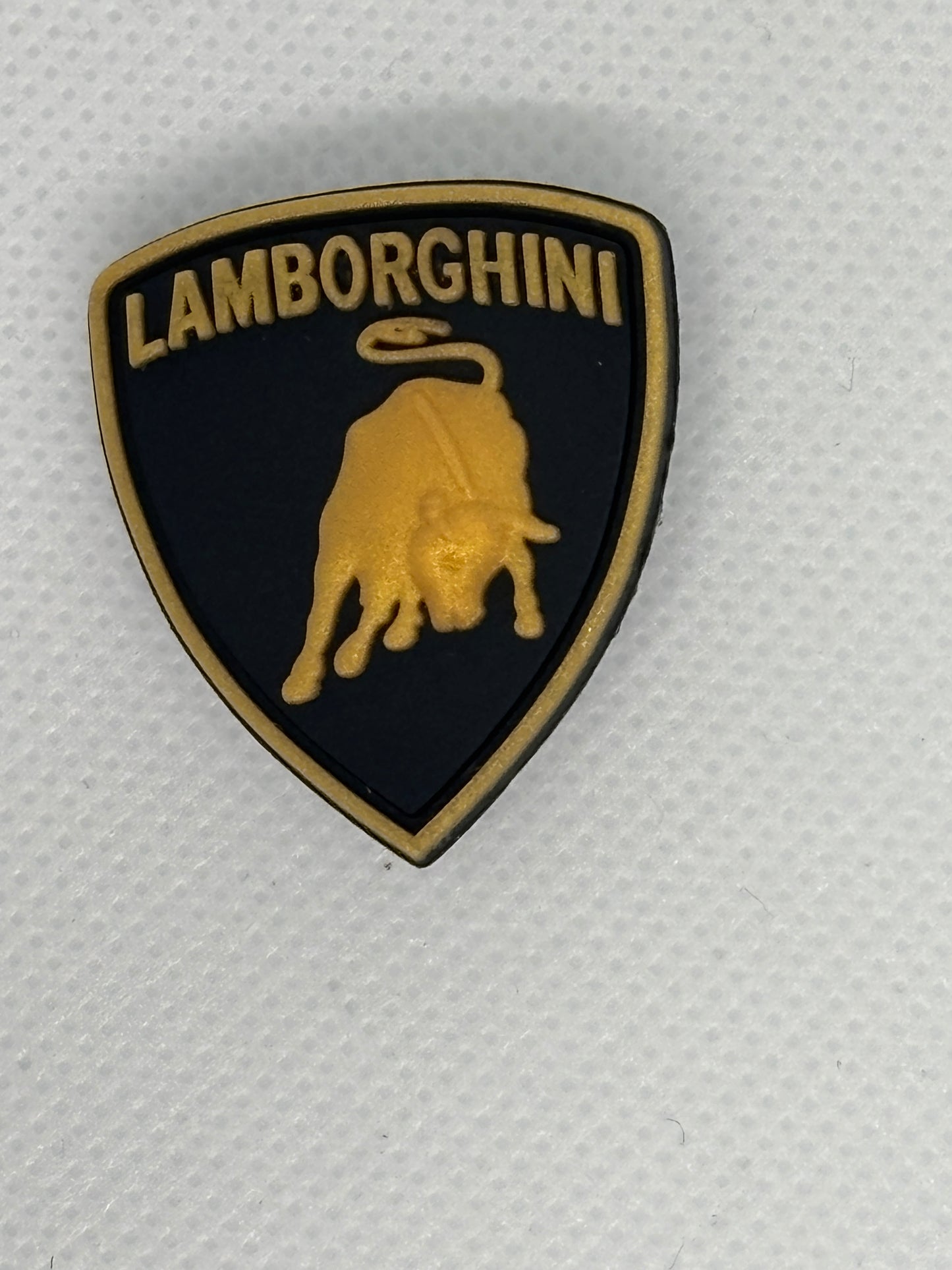 Adornos para zapatos inspirados en el logotipo de marcas de automóviles