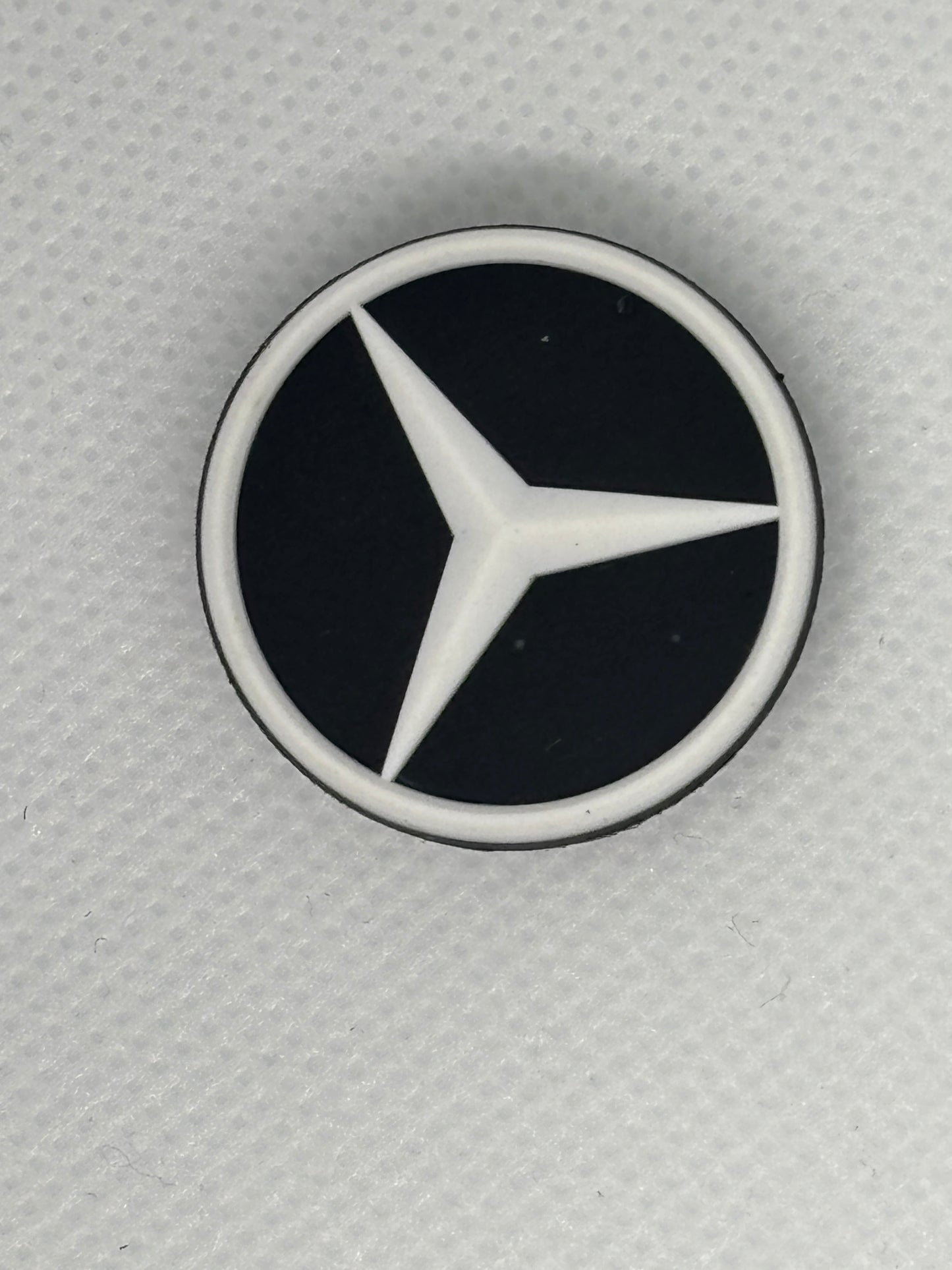 Adornos para zapatos inspirados en el logotipo de marcas de automóviles