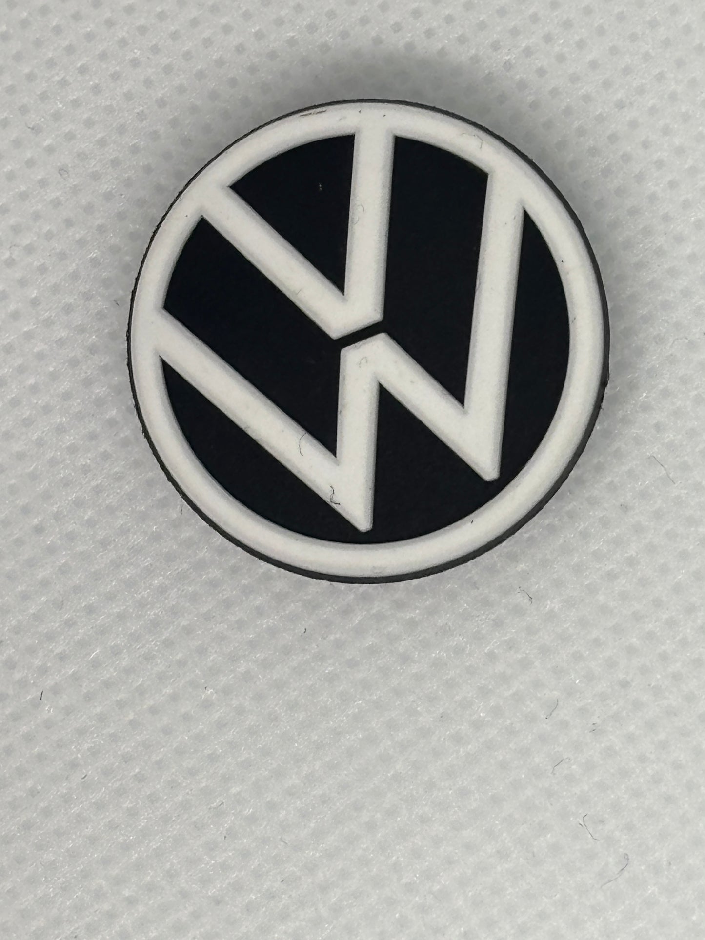 Adornos para zapatos inspirados en el logotipo de marcas de automóviles