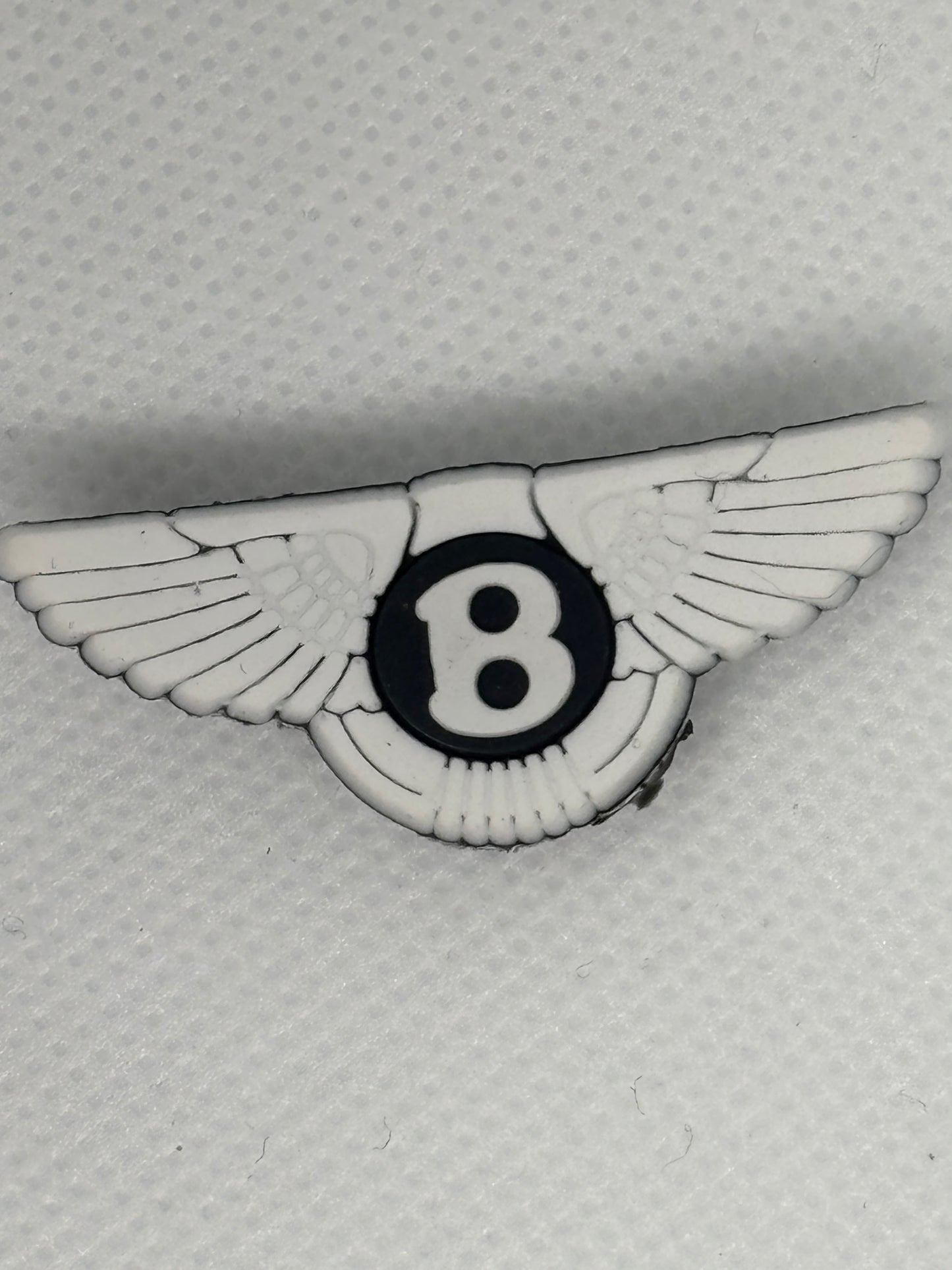 Adornos para zapatos inspirados en el logotipo de marcas de automóviles