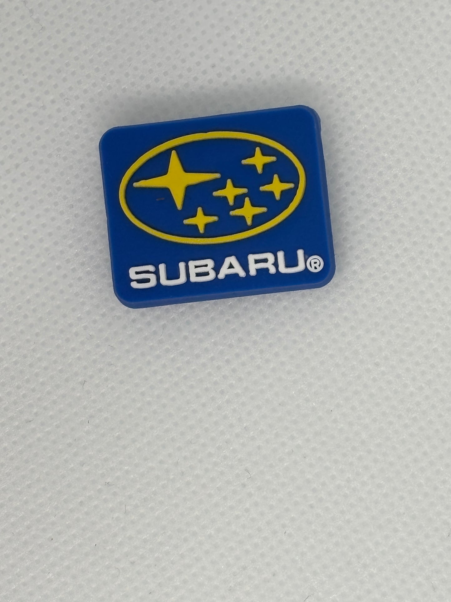 Adornos para zapatos inspirados en el logotipo de marcas de automóviles
