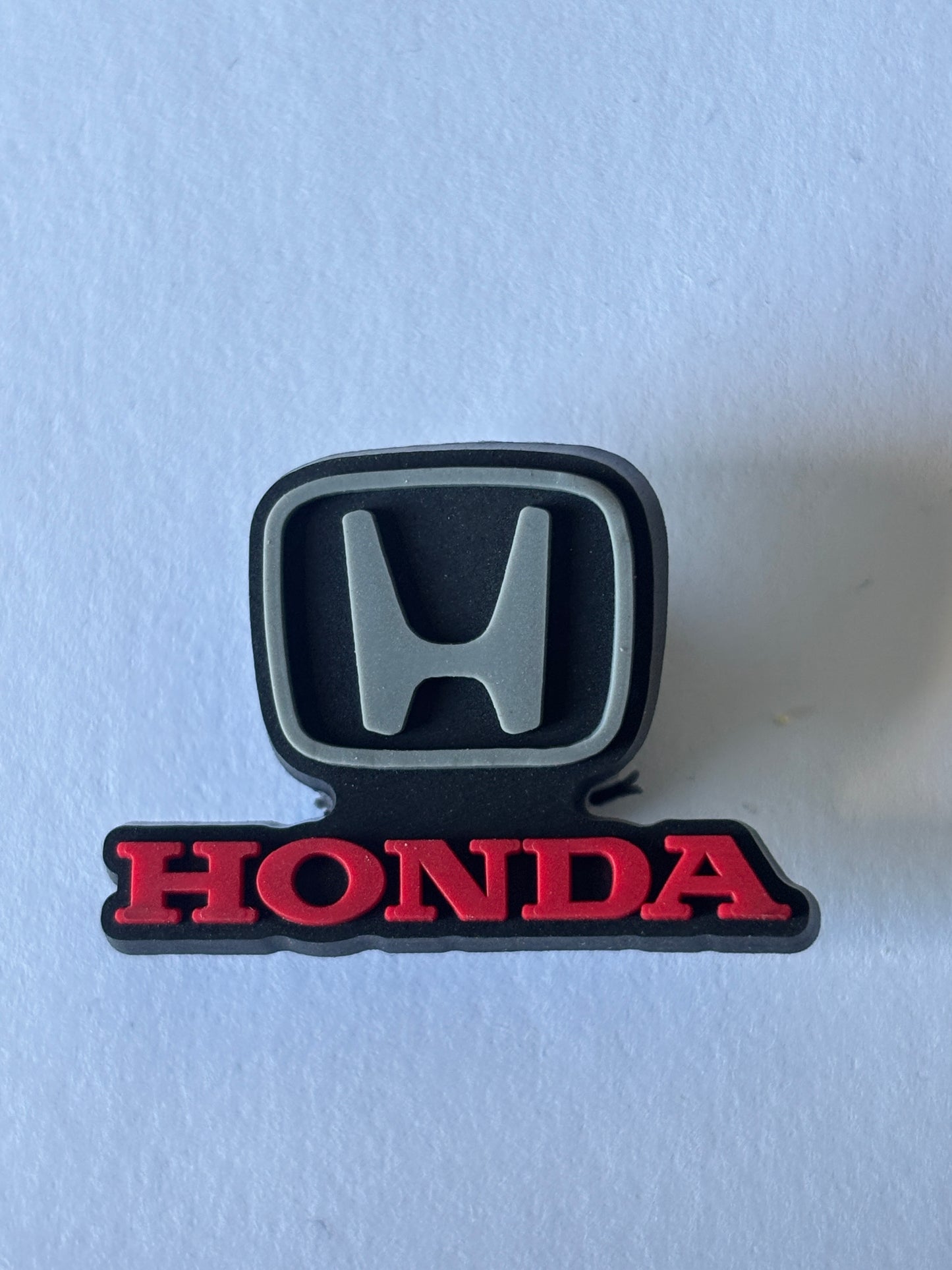 Adornos para zapatos inspirados en el logotipo de marcas de automóviles