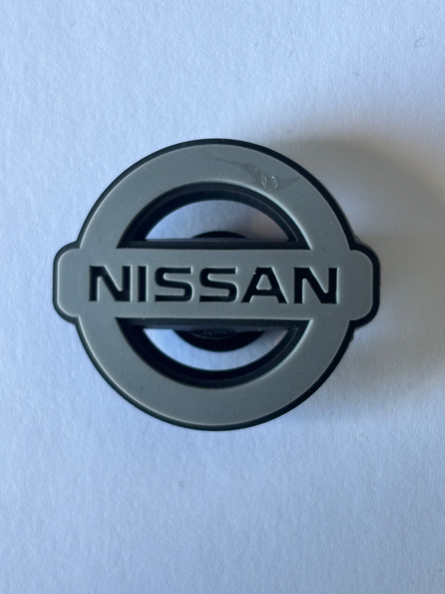 Adornos para zapatos inspirados en el logotipo de marcas de automóviles