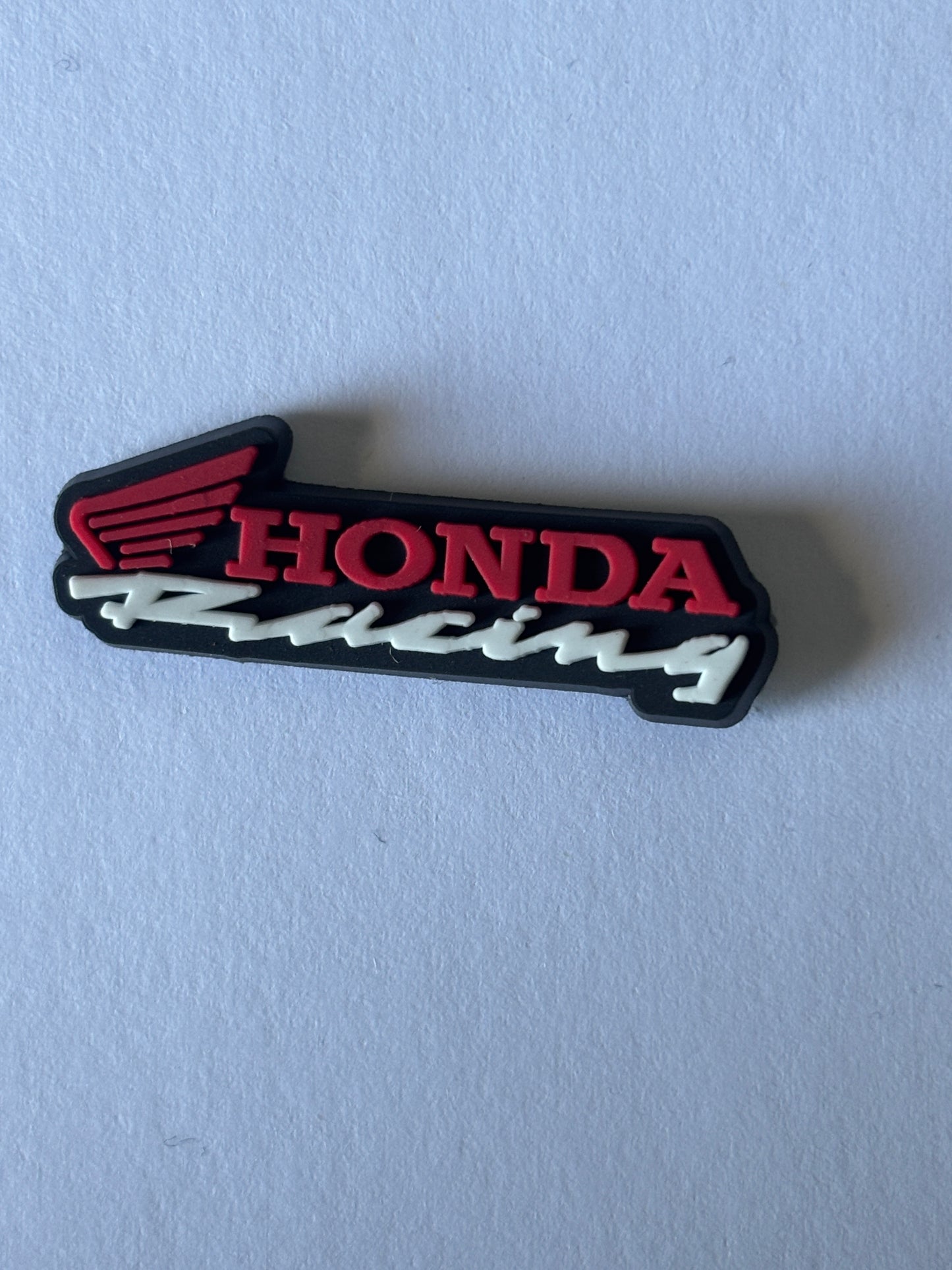 Adornos para zapatos inspirados en el logotipo de marcas de automóviles