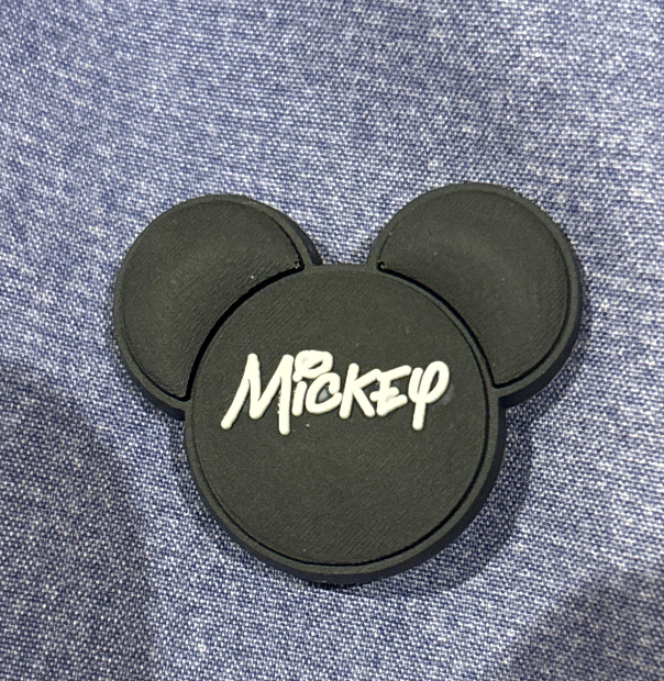Inspirado en los adornos para zapatos con orejas de Mickey Mouse