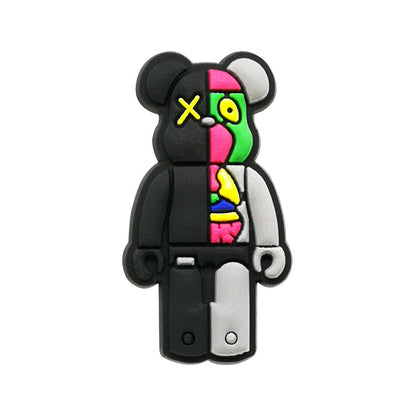 Inspirado en los adornos para zapatos de KAWS