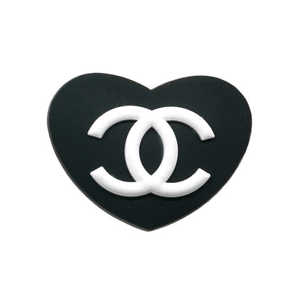 Charms para zapatos inspirados en el logotipo de la marca