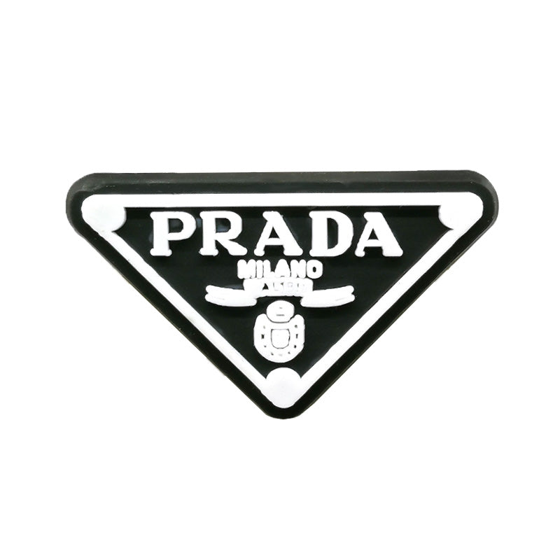 Charms para zapatos inspirados en el logotipo de la marca