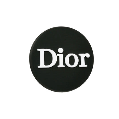 Charms para zapatos inspirados en el logotipo de la marca