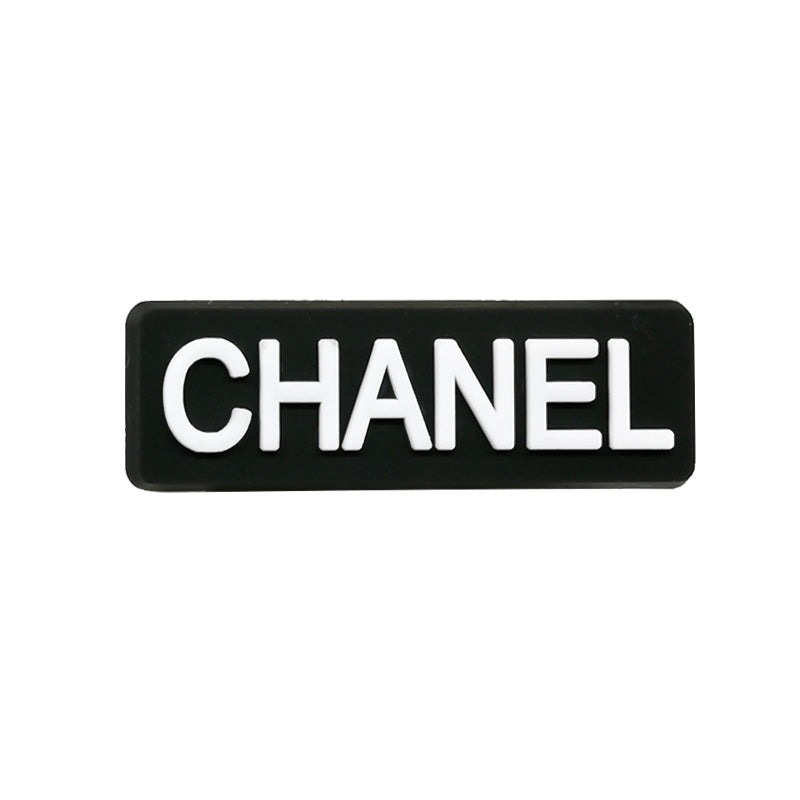 Charms para zapatos inspirados en el logotipo de la marca