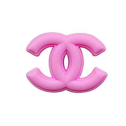 Charms para zapatos inspirados en el logotipo de la marca