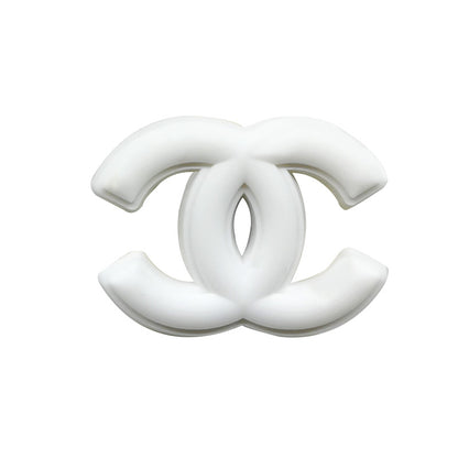 Charms para zapatos inspirados en el logotipo de la marca