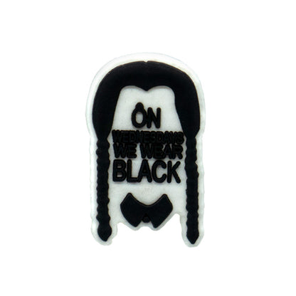 Inspirado en el encanto del zapato del programa de televisión Wednesday (Netflix)