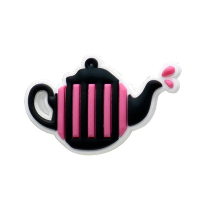 Inspirado en los adornos para zapatos de Alicia en el país de las maravillas.