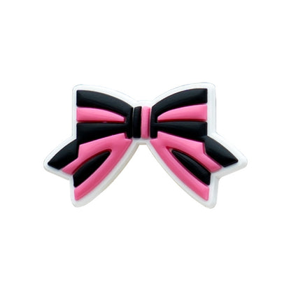 Inspirado en los adornos para zapatos de Alicia en el país de las maravillas.