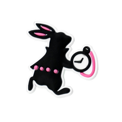 Inspirado en los adornos para zapatos de Alicia en el país de las maravillas.