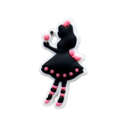 Inspirado en los adornos para zapatos de Alicia en el país de las maravillas.