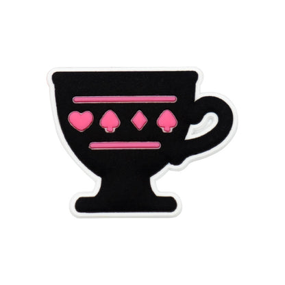 Inspirado en los adornos para zapatos de Alicia en el país de las maravillas.