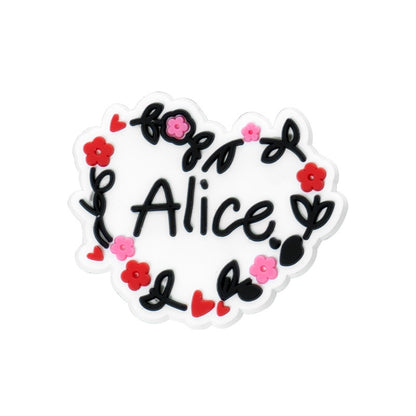 Inspirado en los adornos para zapatos de Alicia en el país de las maravillas.