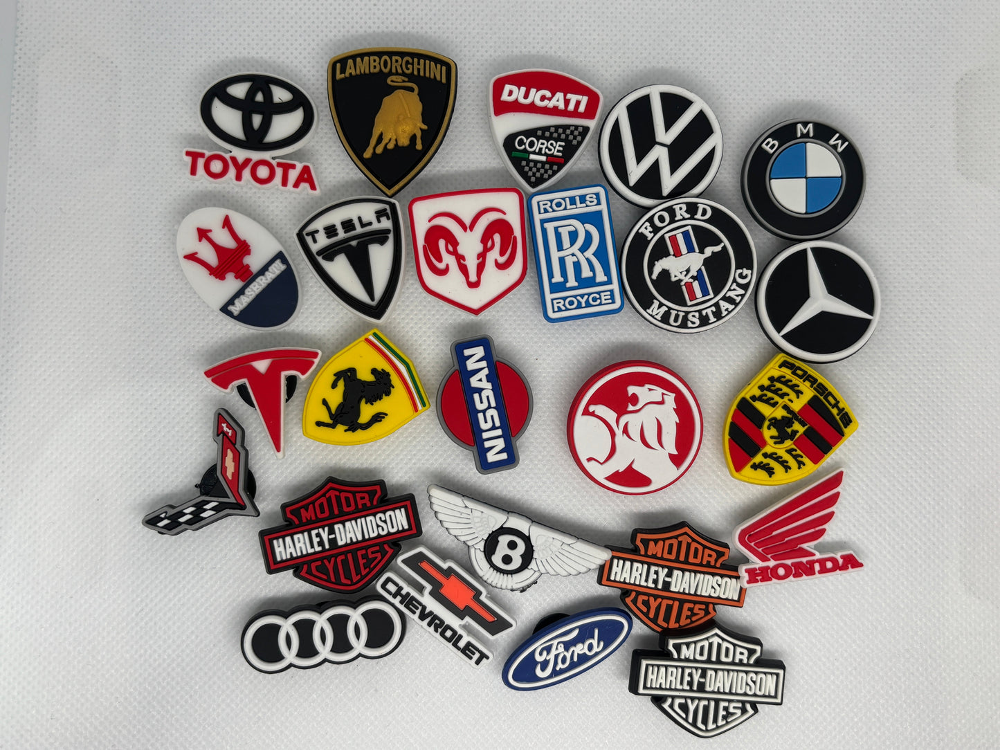 Adornos para zapatos inspirados en el logotipo de marcas de automóviles