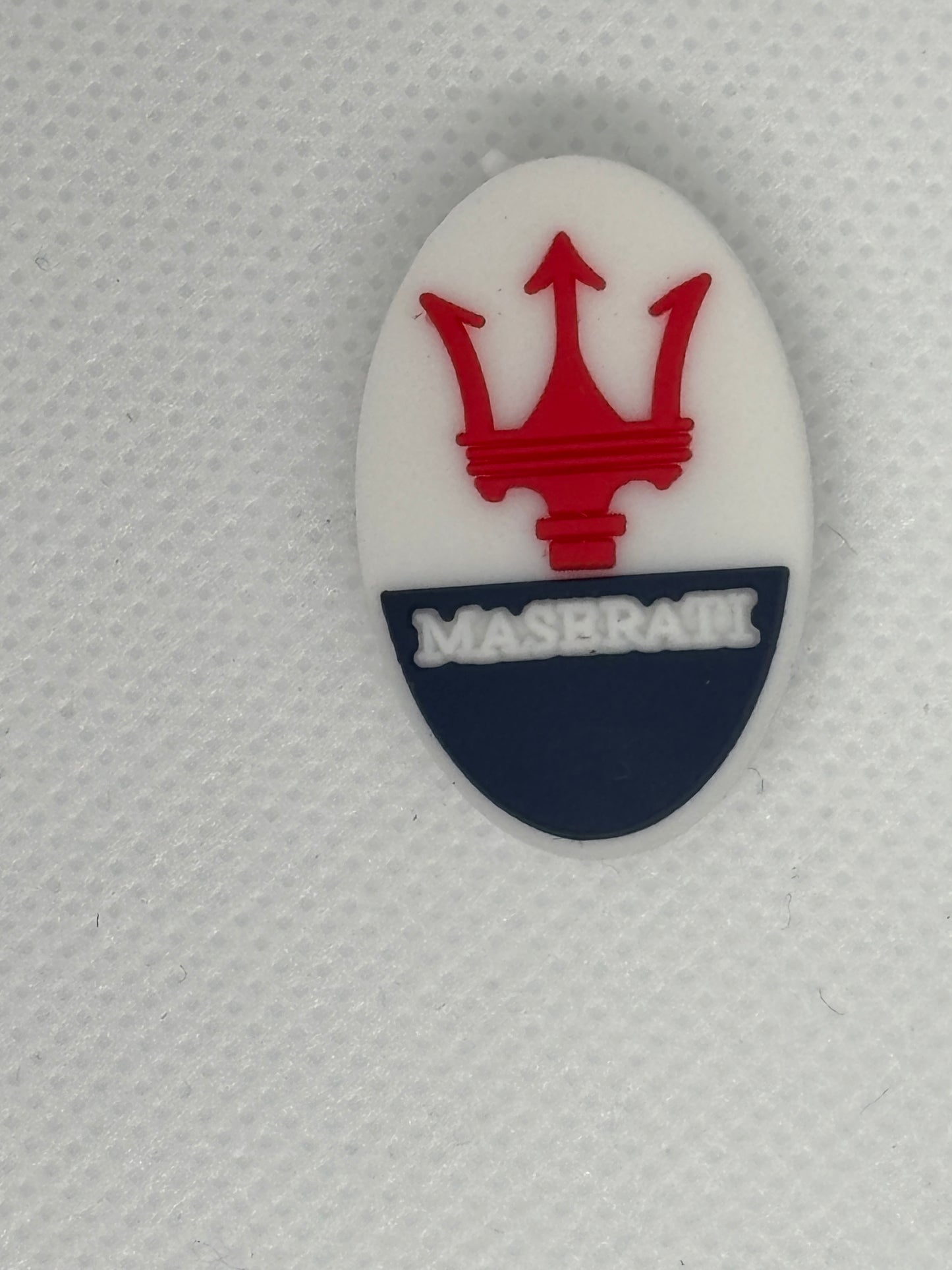 Adornos para zapatos inspirados en el logotipo de marcas de automóviles