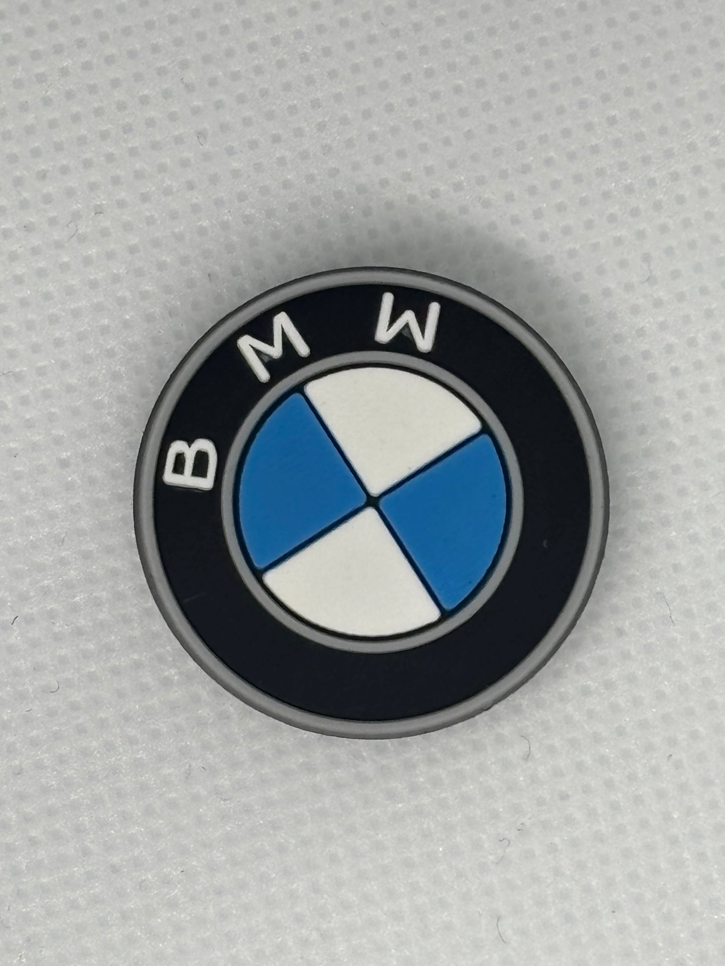 Adornos para zapatos inspirados en el logotipo de marcas de automóviles