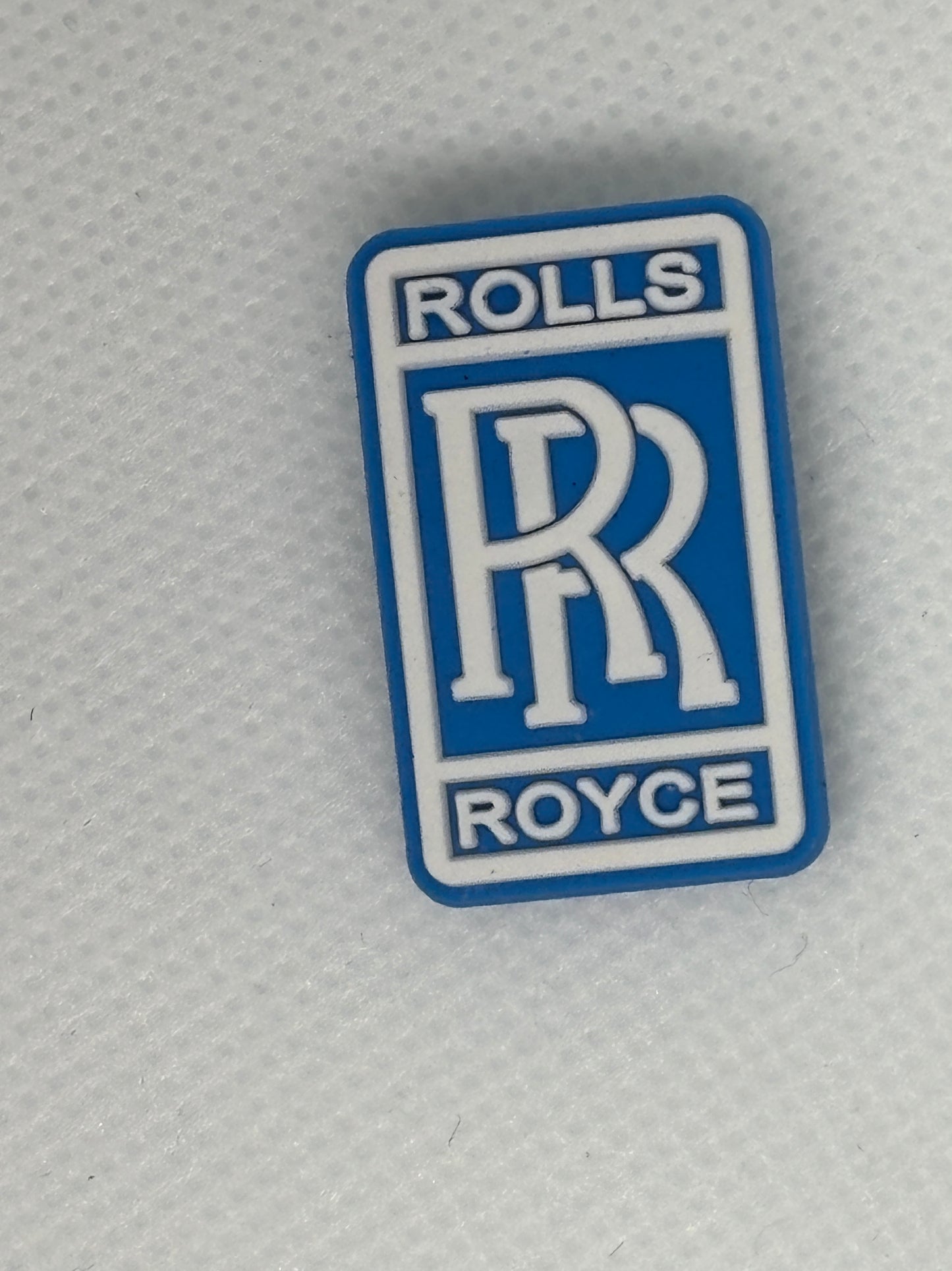 Adornos para zapatos inspirados en el logotipo de marcas de automóviles