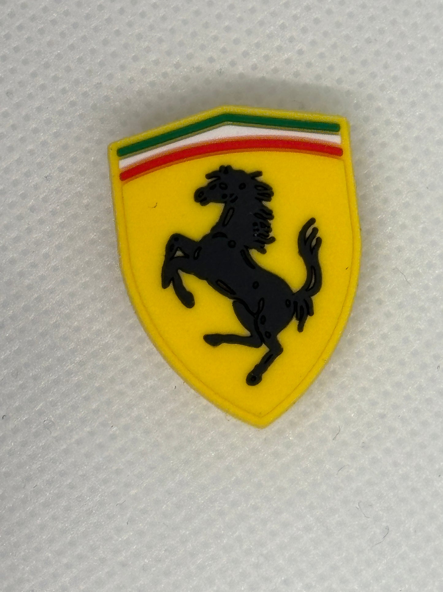 Adornos para zapatos inspirados en el logotipo de marcas de automóviles
