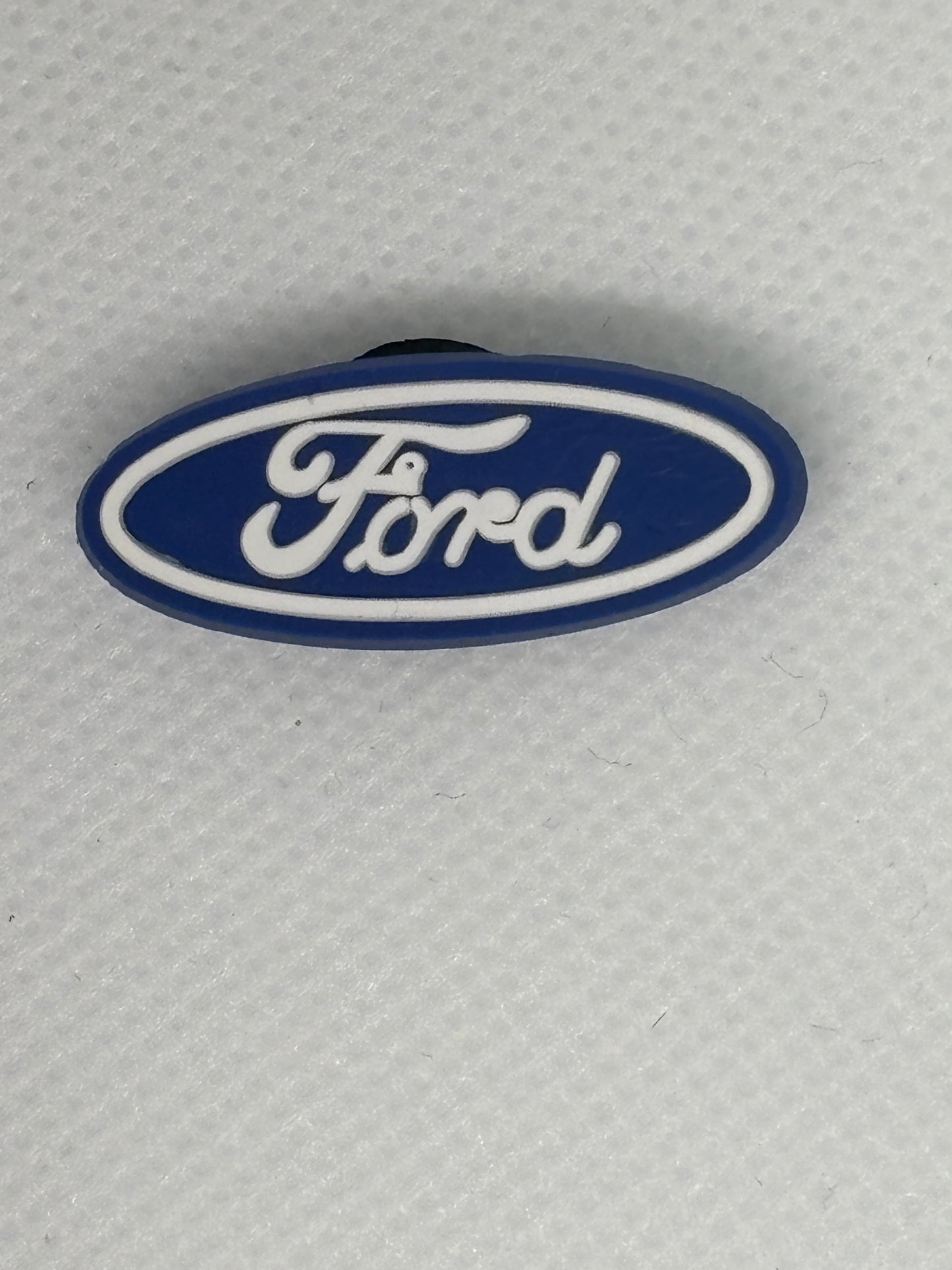 Adornos para zapatos inspirados en el logotipo de marcas de automóviles