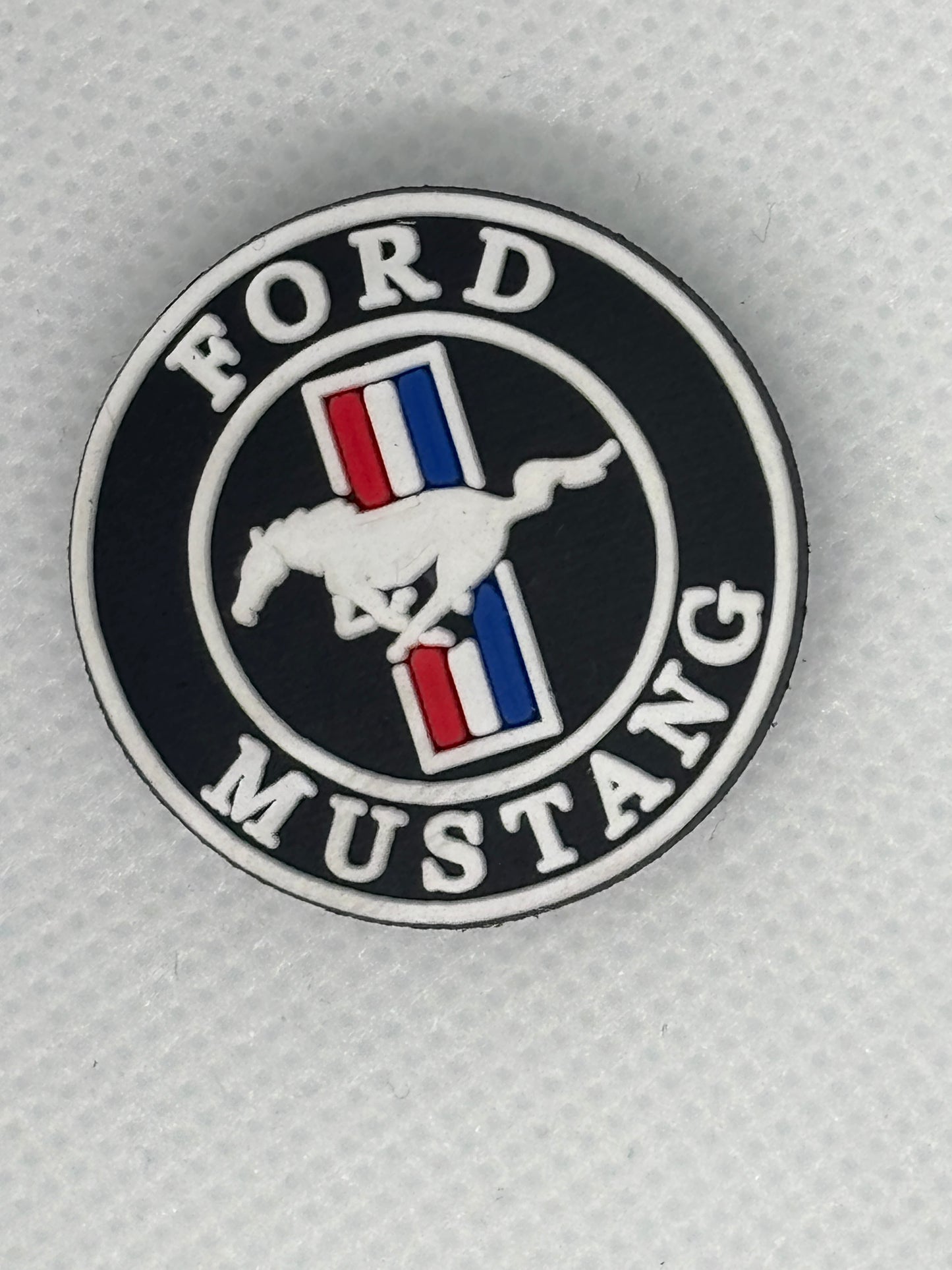 Adornos para zapatos inspirados en el logotipo de marcas de automóviles