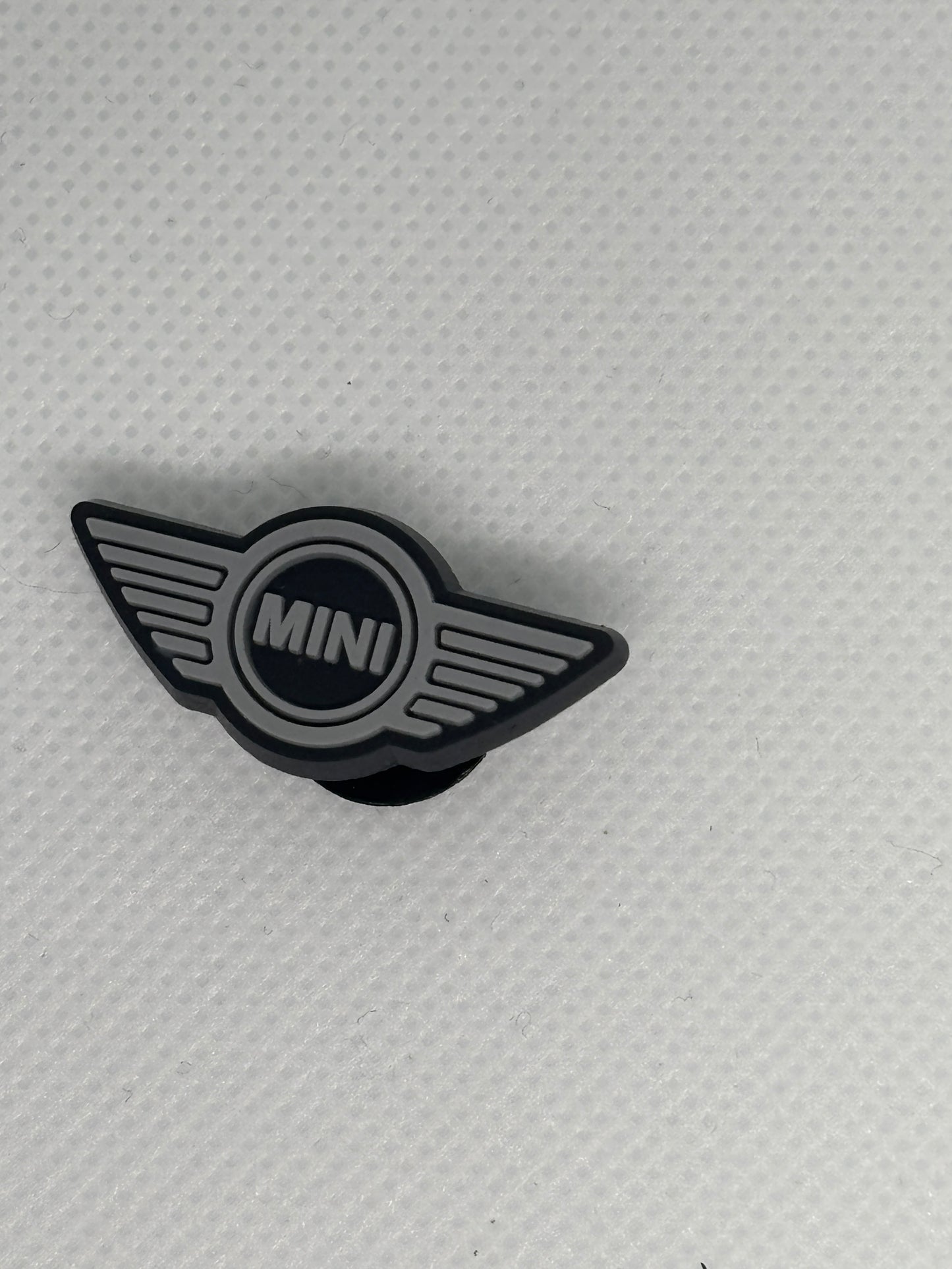 Adornos para zapatos inspirados en el logotipo de marcas de automóviles