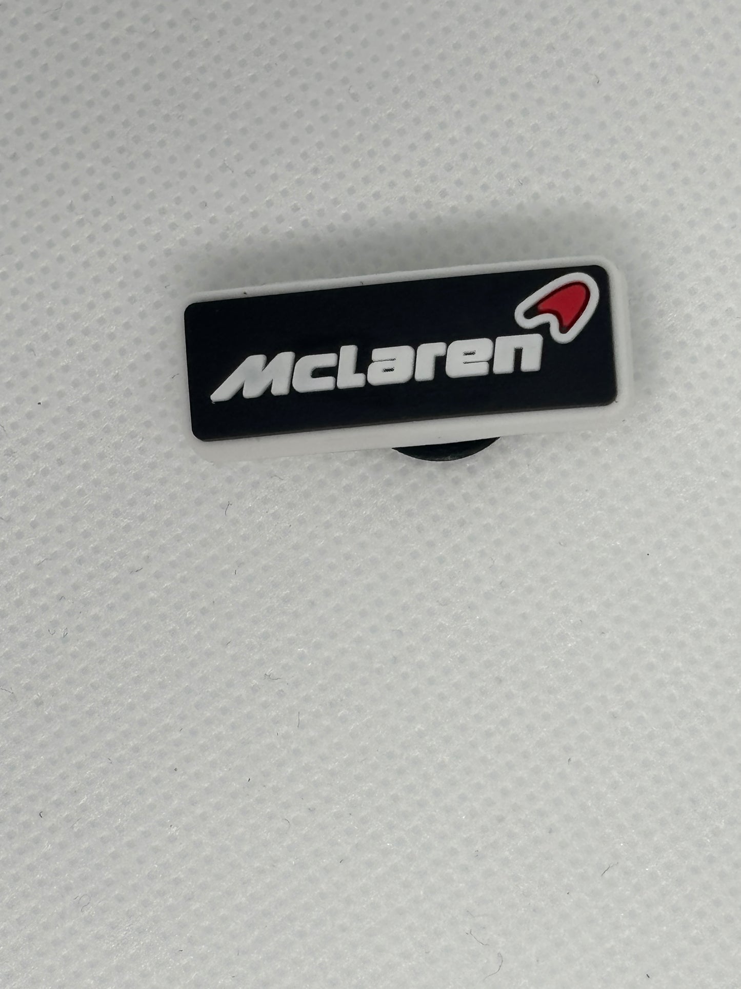 Adornos para zapatos inspirados en el logotipo de marcas de automóviles