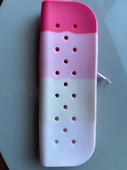 Estuche para lápices con dijes