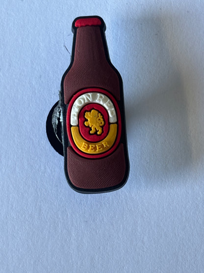 Inspirado en los adornos para zapatos de marcas de alcohol