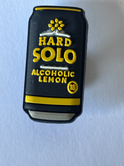 Inspirado en los adornos para zapatos de marcas de alcohol