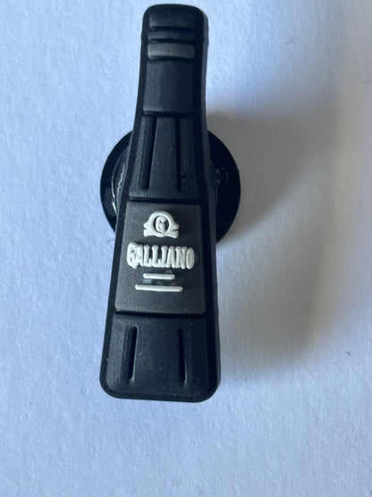 Inspirado en los adornos para zapatos de marcas de alcohol