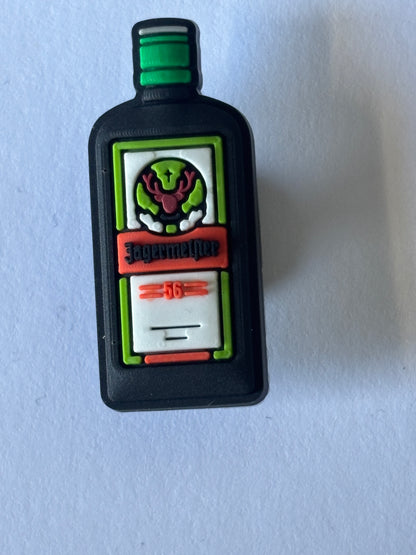 Inspirado en los adornos para zapatos de marcas de alcohol