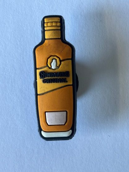 Inspirado en los adornos para zapatos de marcas de alcohol