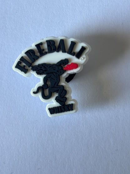 Inspirado en los adornos para zapatos de marcas de alcohol