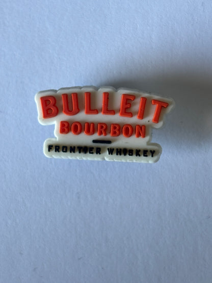 Inspirado en los adornos para zapatos de marcas de alcohol