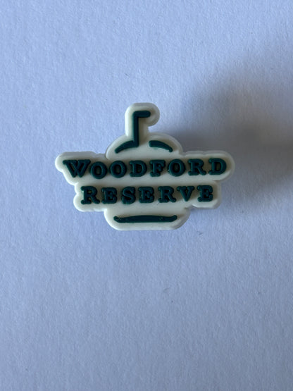 Inspirado en los adornos para zapatos de marcas de alcohol