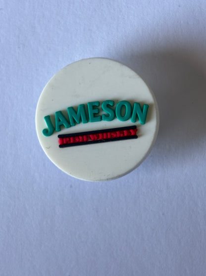 Inspirado en los adornos para zapatos de marcas de alcohol